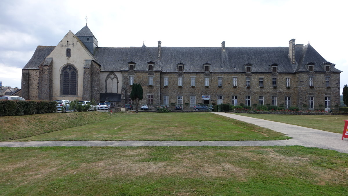 Paimpont,, Abtei Notre-Dame, Kirche erbaut im 13. Jahrhundert, Abteigebude aus dem 17. Jahrhundert (10.07.2017)