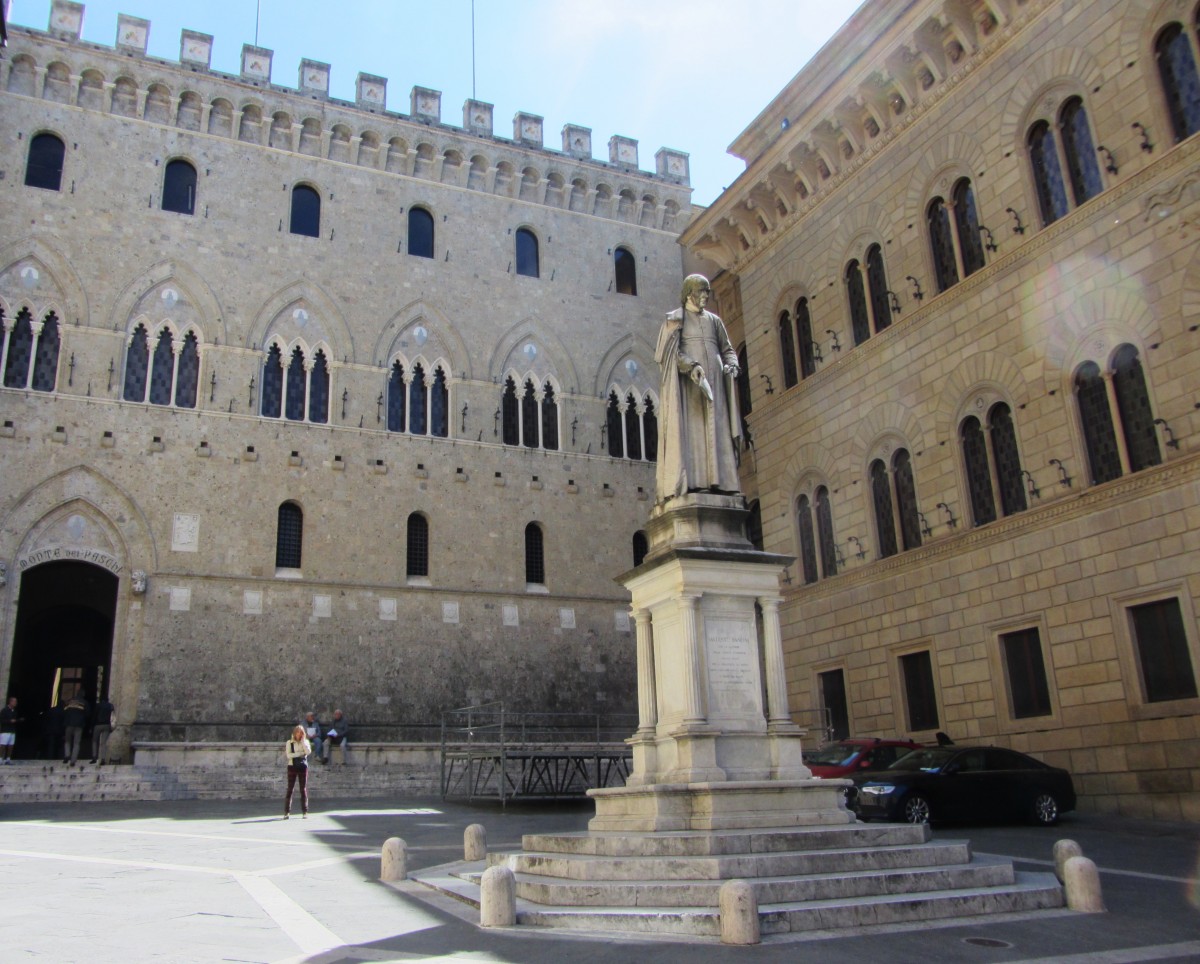 Palazzo Salimbeni in Sienna, davor das Standbild von Salustio Bandini (1677-1760 ), er war ein italienischer Erzpriester, Politiker und Wirtschaftswissenschaftler. 1880 entstand nach Plnen von Giuseppe Partini  das Denkmal auf der Piazza Salimbeni, Foto am 20.5.2014
