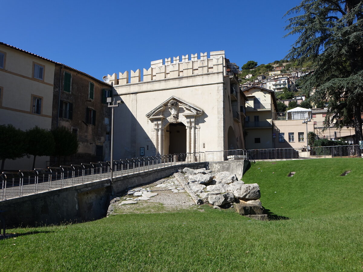 Palestrina, Porta del Sole an der Via degli Arcioni, erbaut 1642 mit Zinnenkrone und reichem Portal (18.09.2022)