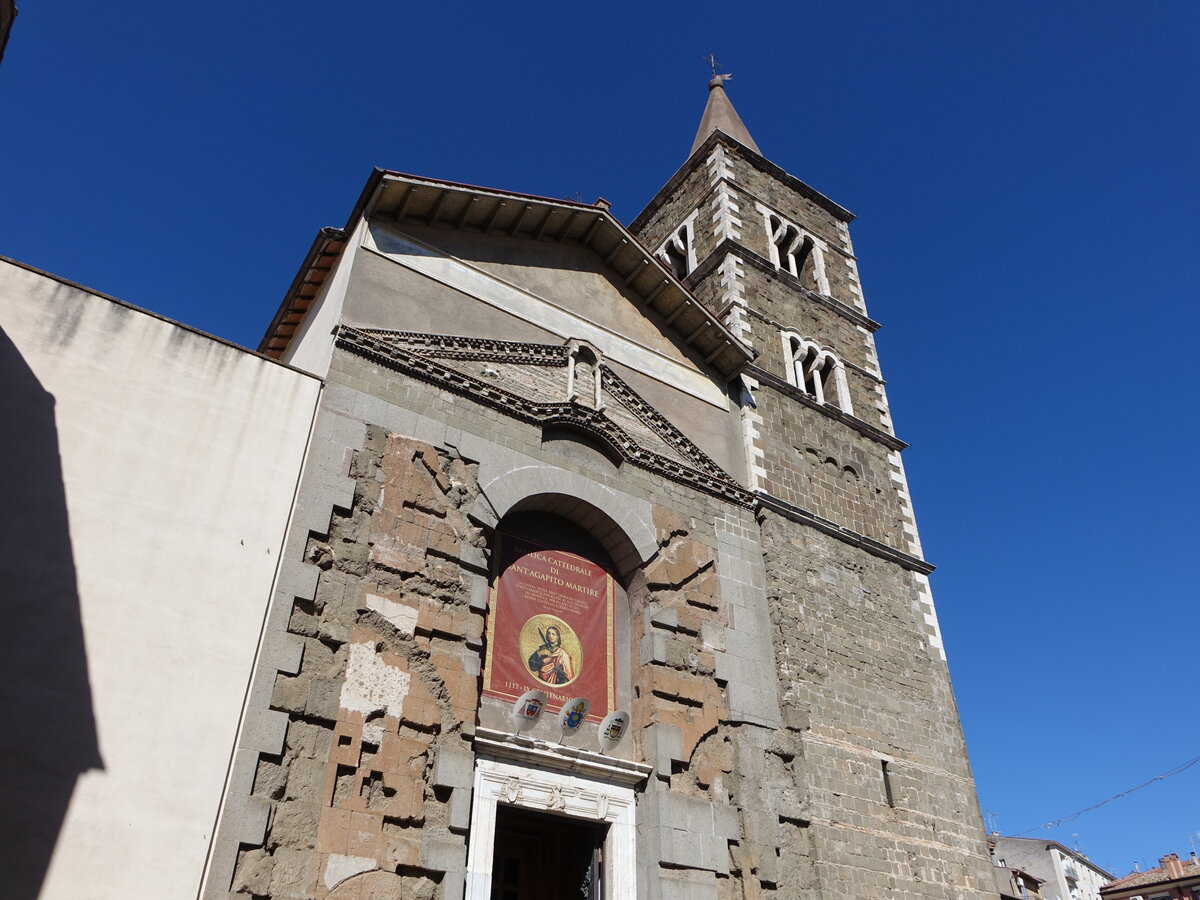 Palestrina, romanischer Dom St. Agapitus, erbaut bis 1117, Glockenturm 13. Jahrhundert (18.09.2022)