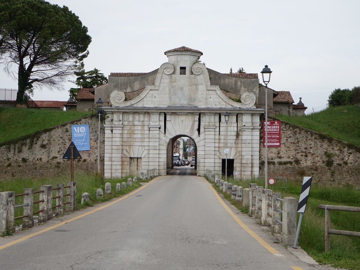Palmanova, Stadttor Porta Cividale der Befestigung, erbaut 1602 von Architekt Scamozzi (06.05.2017)