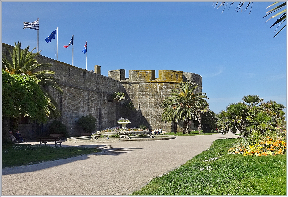 Palmen im Frankreich erwartet man eher am Mittelmeer als in der Bretagne, trotzdem scheint in St-Malo der Golf-Strom fr die ntigen Temperaturen zu sorgen, dass an der Stadtmauer Palmen gedeihen.

14. Mai 2019