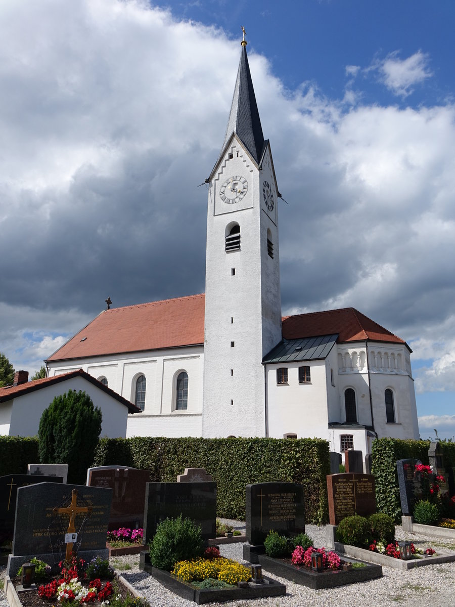 Pang, Pfarrkirche Maria Himmelfahrt, Saalkirche, Chor, Sakristei und Turm 15. Jahrhundert, Langhaus neuromanisch erbaut von C. Reuter 1850/52 (03.07.2016)