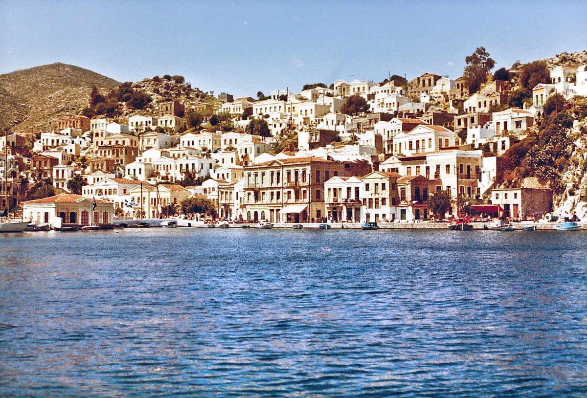 Panorama von Symi. Die Insel liegt etwa 9 Kilometer westlich des trkischen Festlandes, 23 Kilometer nrdlich der Insel Rhodos. Aufnahme: April 1984 (digitalisiertes Negativfoto).
