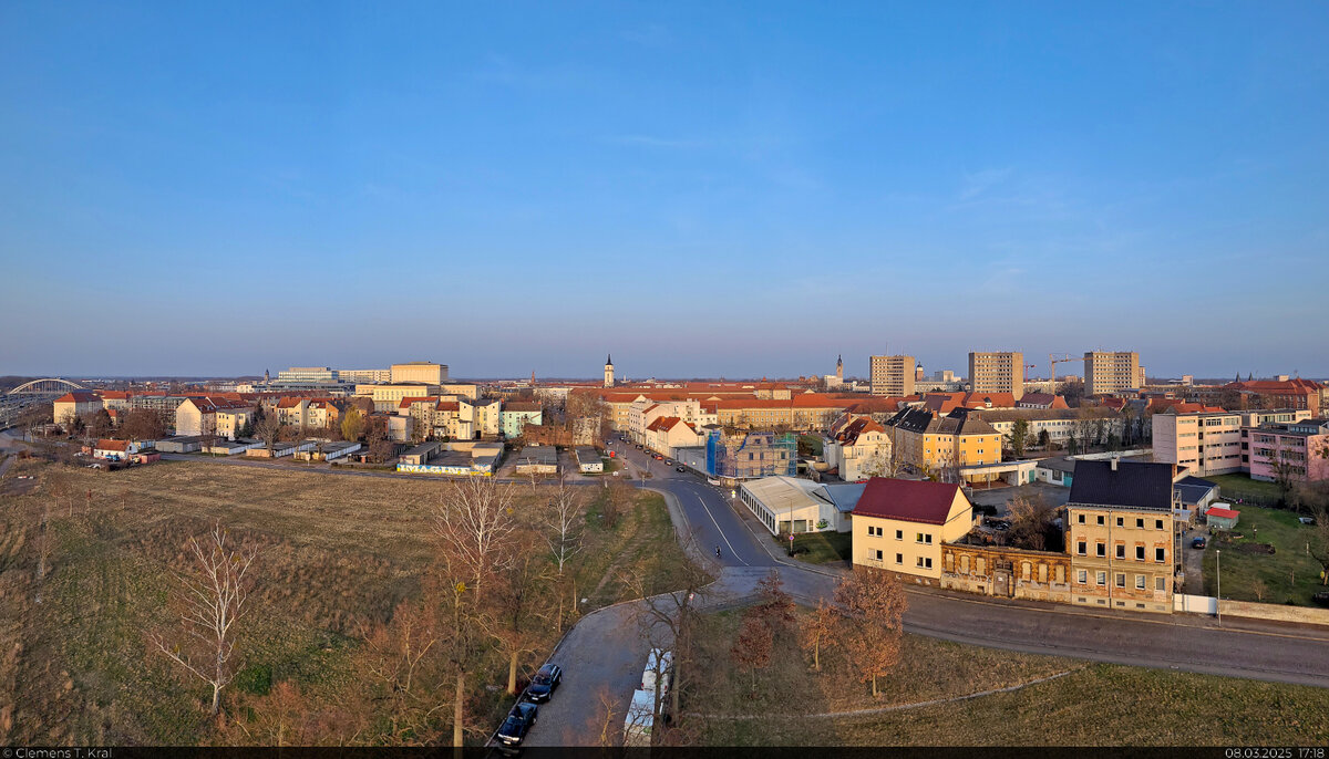 Panorama �ber das Dessauer Zentrum: Zu sehen sind u. a. die Spitze der St.-Johannis-Kirche (Mitte), der Rathausturm und die drei markten  Y-Hochh�user .
Fotografiert von der Aussichtsplattform auf dem R�ucherturm.

🕓 8.3.2025 | 17:18 Uhr