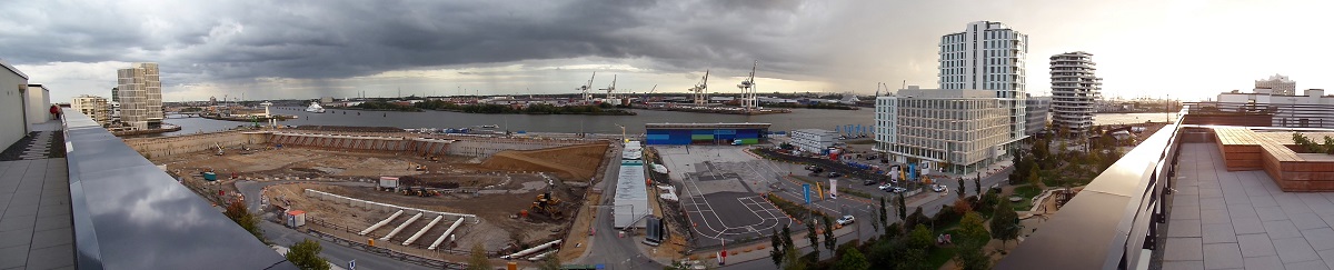 Panoramablick von der Dachterrasse eines Wohnhauses auf einen Teil der Hamburger Hafencity am 15.9.2018: von links: Hafenuniversitt, Baakenhafen mit dem im Bau befindlichen Baakenquartier, Norderelbe, Kleiner Grasbrook, im Vordergrung die Baugrube fr Hamburgs grtem Shoppingcenetr, daneben das Kreuzfahrtterminal Grasbrook, das Unilever-Verwaltungsgebude, am Ende der etwas futuristische „Wohnturm“ am Strandkai.