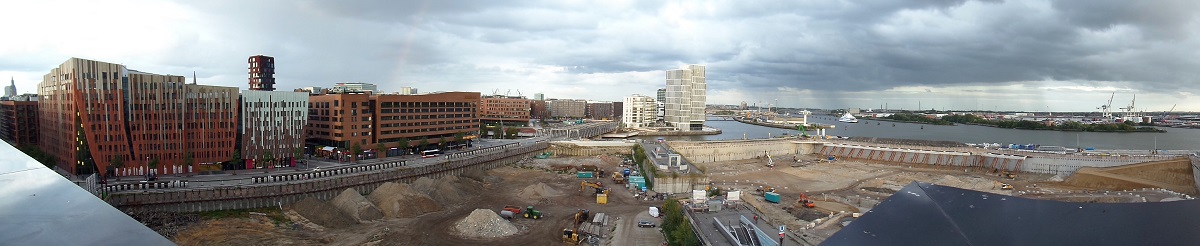 Panoramablick von der Dachterrasse eines Wohnhauses auf einen Teil der Hamburger Hafencity am 15.9.2018: von links:  die Strae „berseeallee“ mit dem Eingang zum „berseeboulevard“ und der Magdeburger Brcke, bildmittig die Hafencity-Universitt, daneben der Baakenhafen mit einem neu entstehendem Wohnviertel, dann die Norderelbe mit der aufgelegten Elbfhre ANNE-MARIE ex SAAREMAA, weiter der Stadtteil Kleiner Grasbrook , im Vordergrund mittig in der Baugrube, die U-Bahnhaltestelle berseequartier /