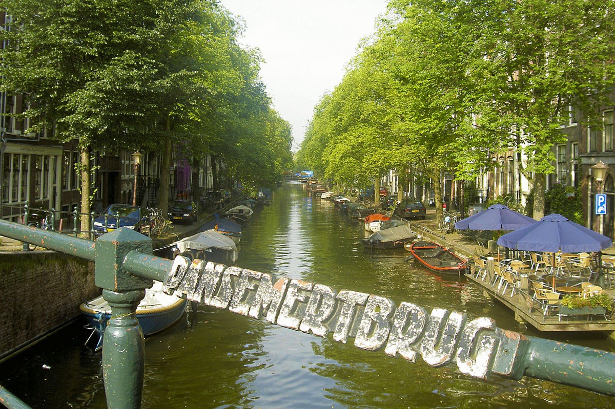 Pansemertbrug und Egelantiersgracht in Amsterdam. Aufnahme: Augsut 2005.