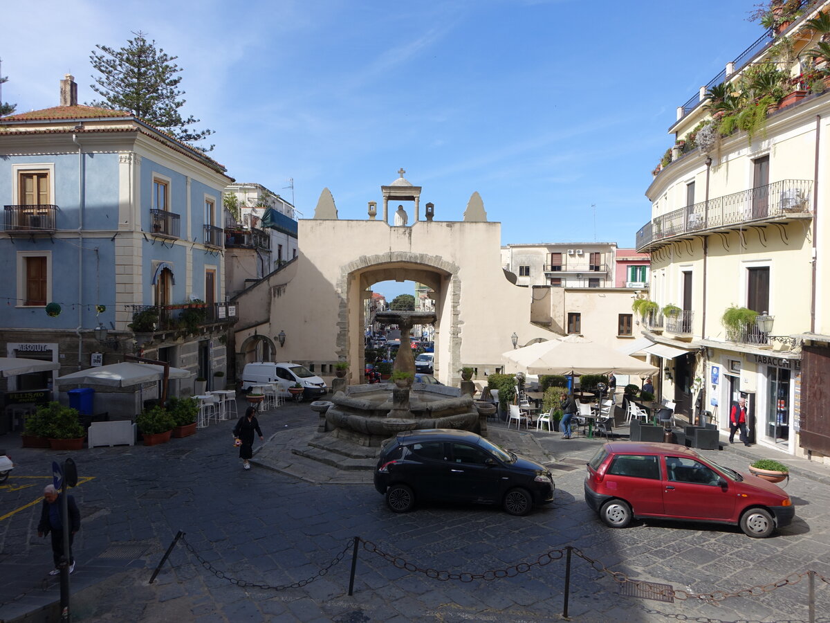 Paola, Stadttor San Francesco und Brunnen dei Pisciareddi an der Piazza del Popolo (06.04.2024)