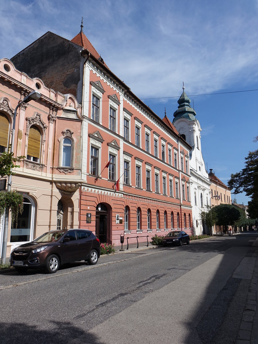 Papa, Rathaus und Benediktinerkirche in der Hauptstraße Fö Utca (27.08.2018)