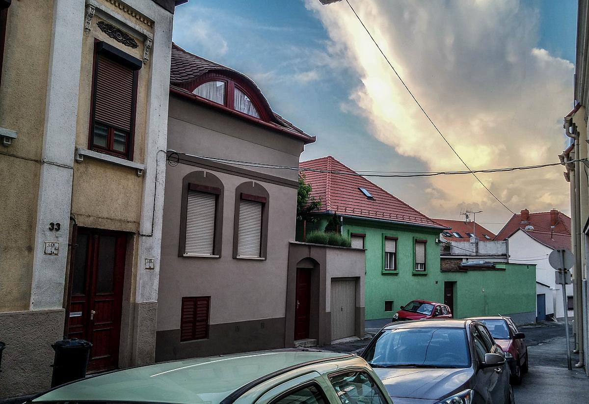 Papnövelde utca, Pécs. Eine stimmige Straße in der nordostlichen Gränze der Altstadt. Aufnahmedatum: 18.05.2018