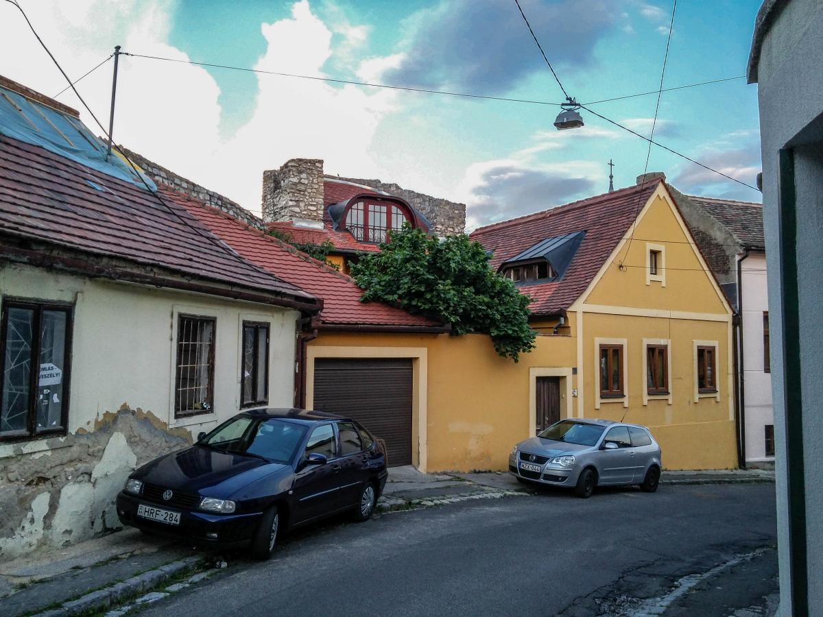 Papnvelde utca, Pcs. Eine stimmige Strae in der nordostlichen Grnze der Altstadt. Aufnahmedatum: 18.05.2018