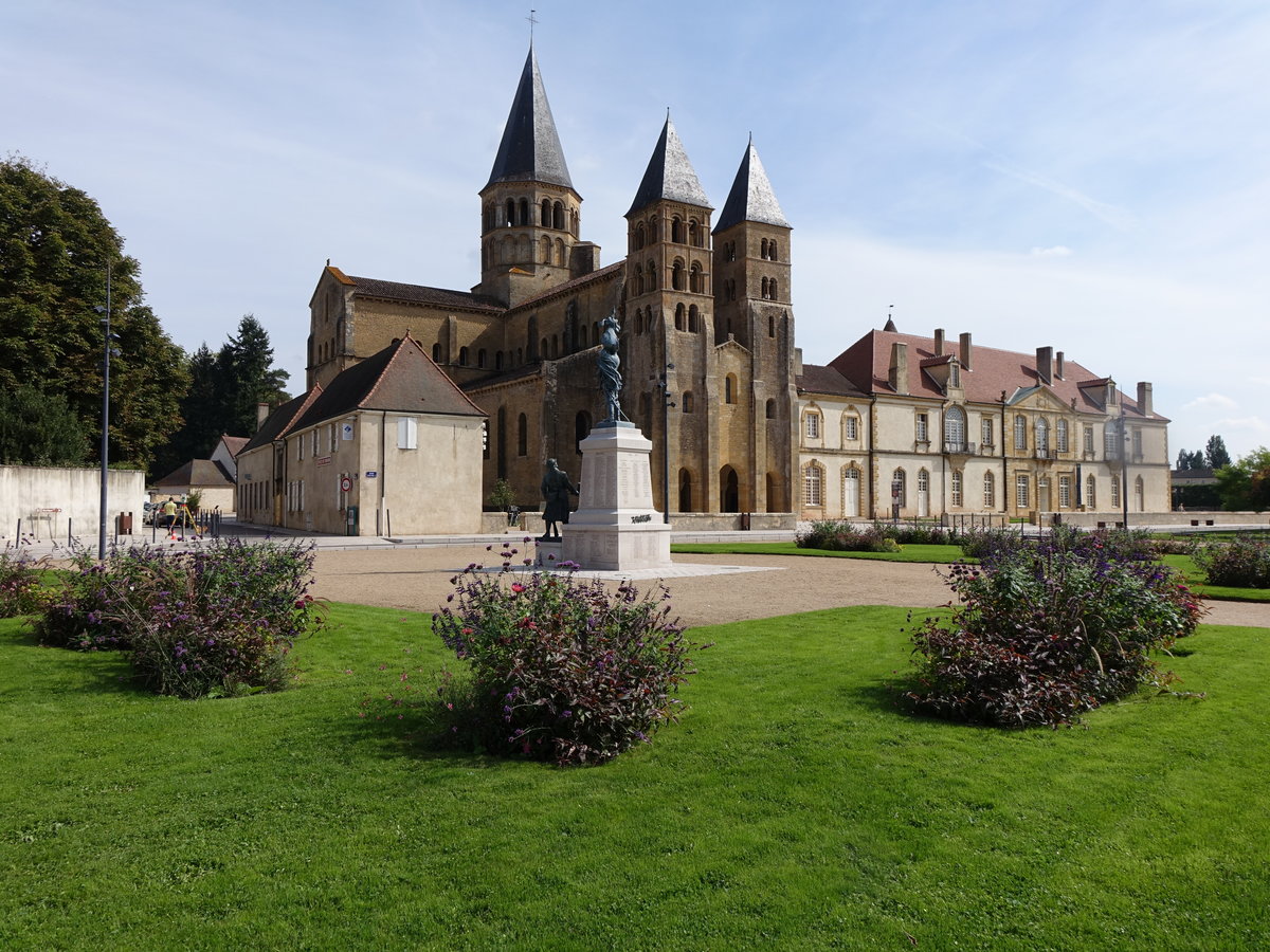Paray-le-Monial, Place Cardinal Perraud mit Klosterkirche und Schloss (22.09.2016)
