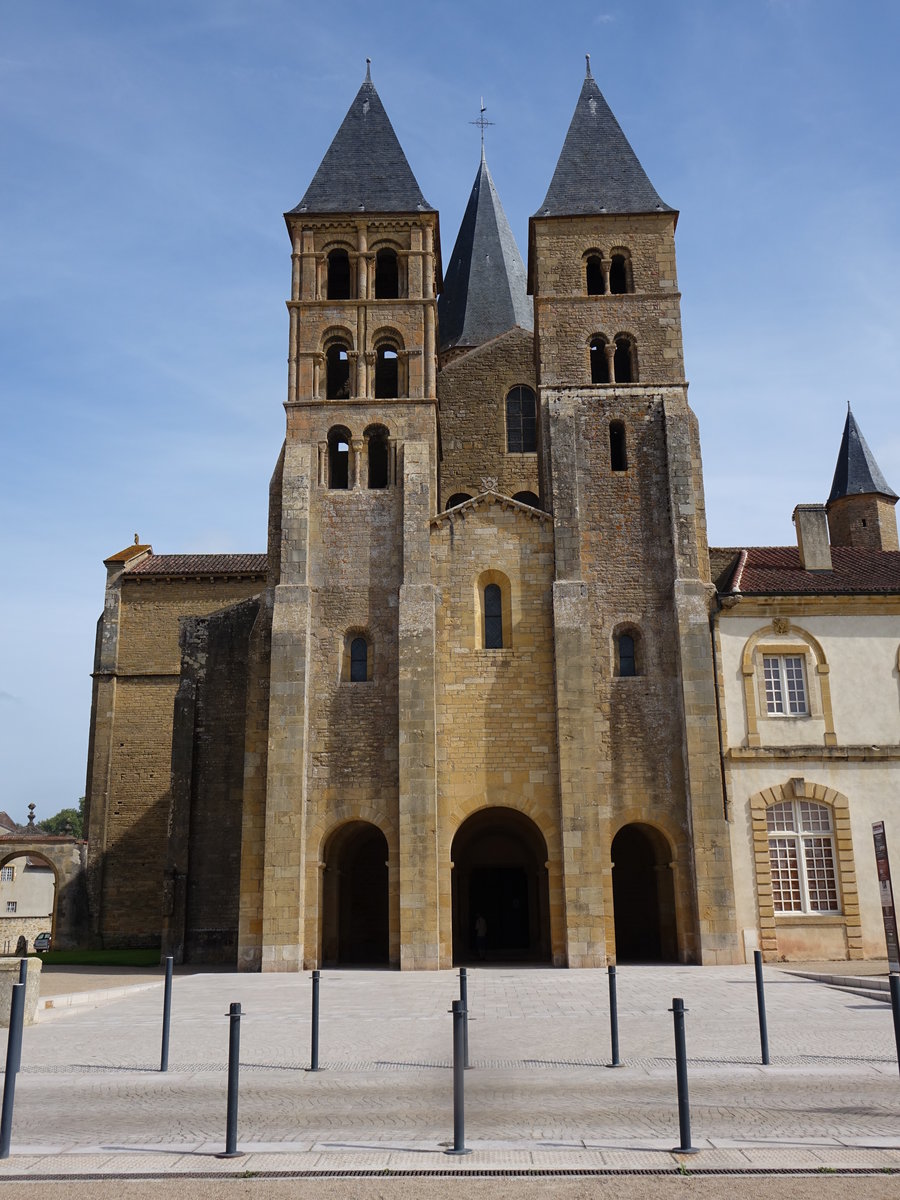 Paray-le-Monial, romanische Basilika Sacre-Coeur, Prioratskirche erbaut von 1090 bis 1110 (22.09.2016)