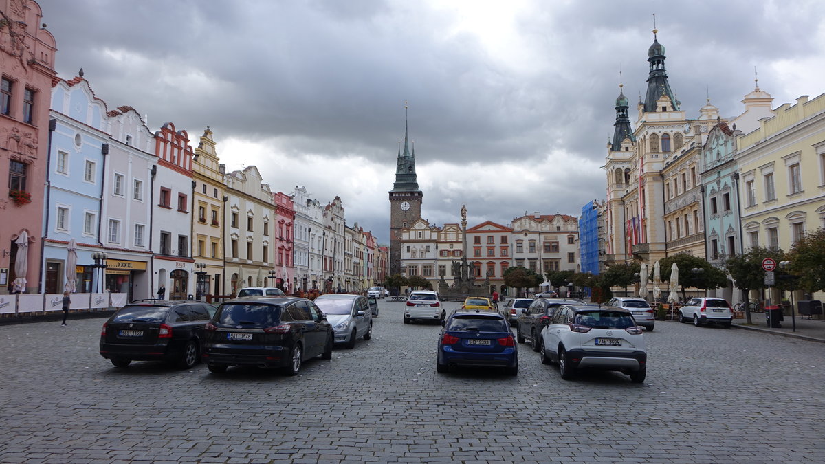 Pardubice / Pardubitz, Huser und Grnes Tor am Pernstein Platz (30.09.2019)