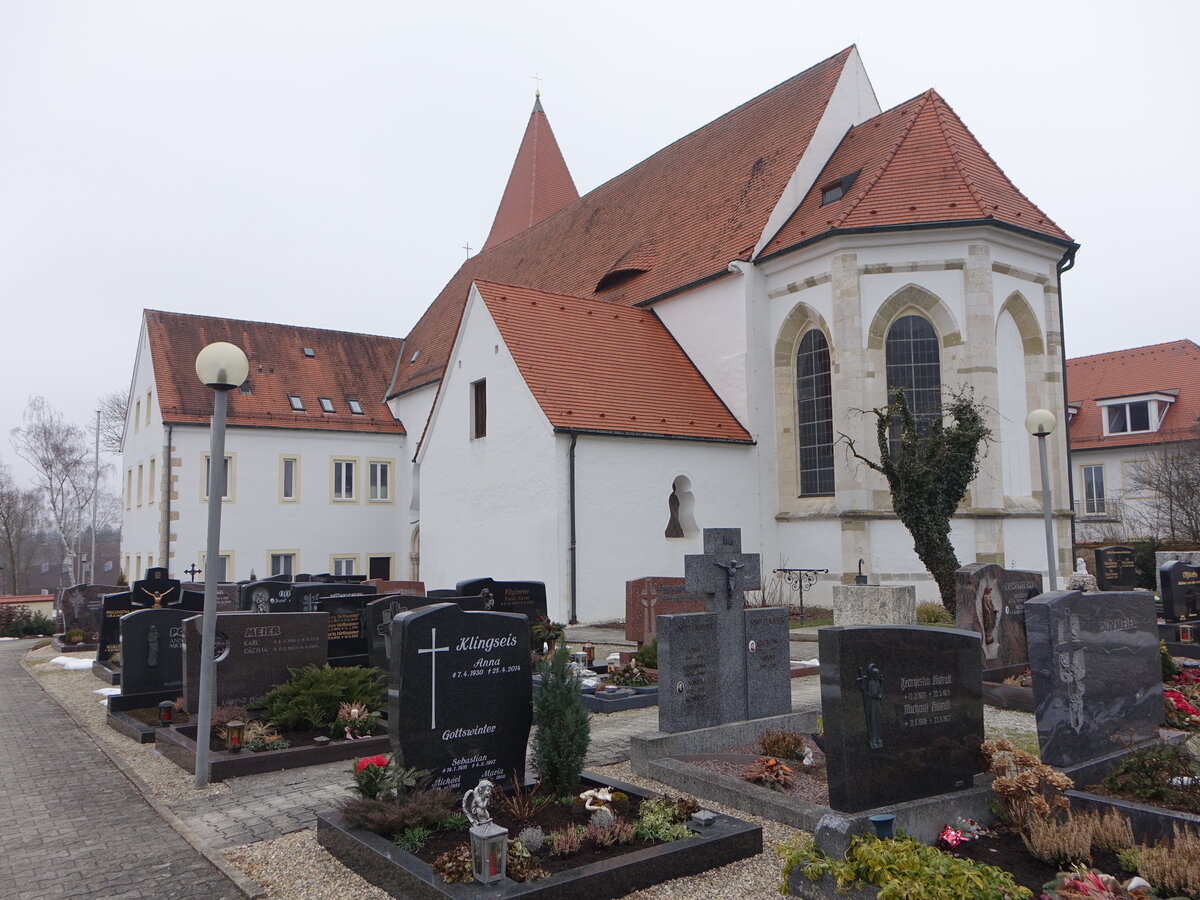 Paring, Pfarrkirche St. Michael, ehemalige Augustinerchorherren-Stiftskirche, Vorhalle und Turm romanisch, sptgotischer Umbau von 1511 bis 1518, Umbau zur barocken Saalkirche von 1764 bis 1769, Anbau der Sebastiankapelle (12.02.2017)