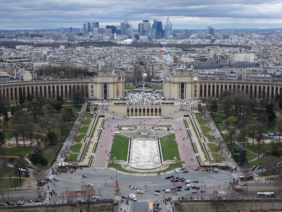 Paris, Aussicht auf den Jardin du Trocadero mit Musee de la Marine und Theatre de Chaillot (30.03.2018)