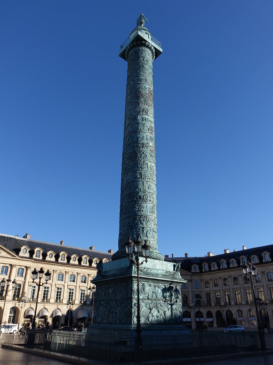 Paris, Colonne Vendome am Place Vendome, erbaut 1806, die Triumphsule wurde aus 133 russischen und sterreichischen Kanonen gegossen, die aus Napoleons Sieg in der Schlacht bei Austerlitz 1805 stammten (30.03.2018)