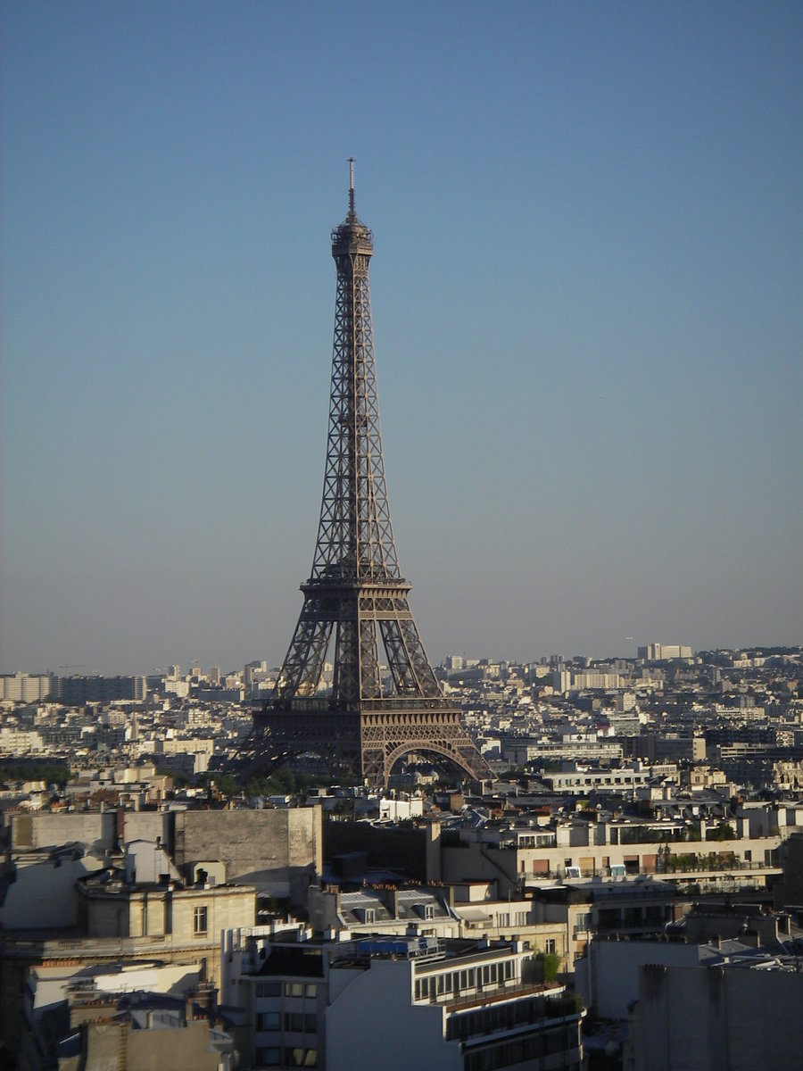 Paris. Der Eiffelturm aufgenommen vom Triumphbogen. Foto vom 17.07.2006.