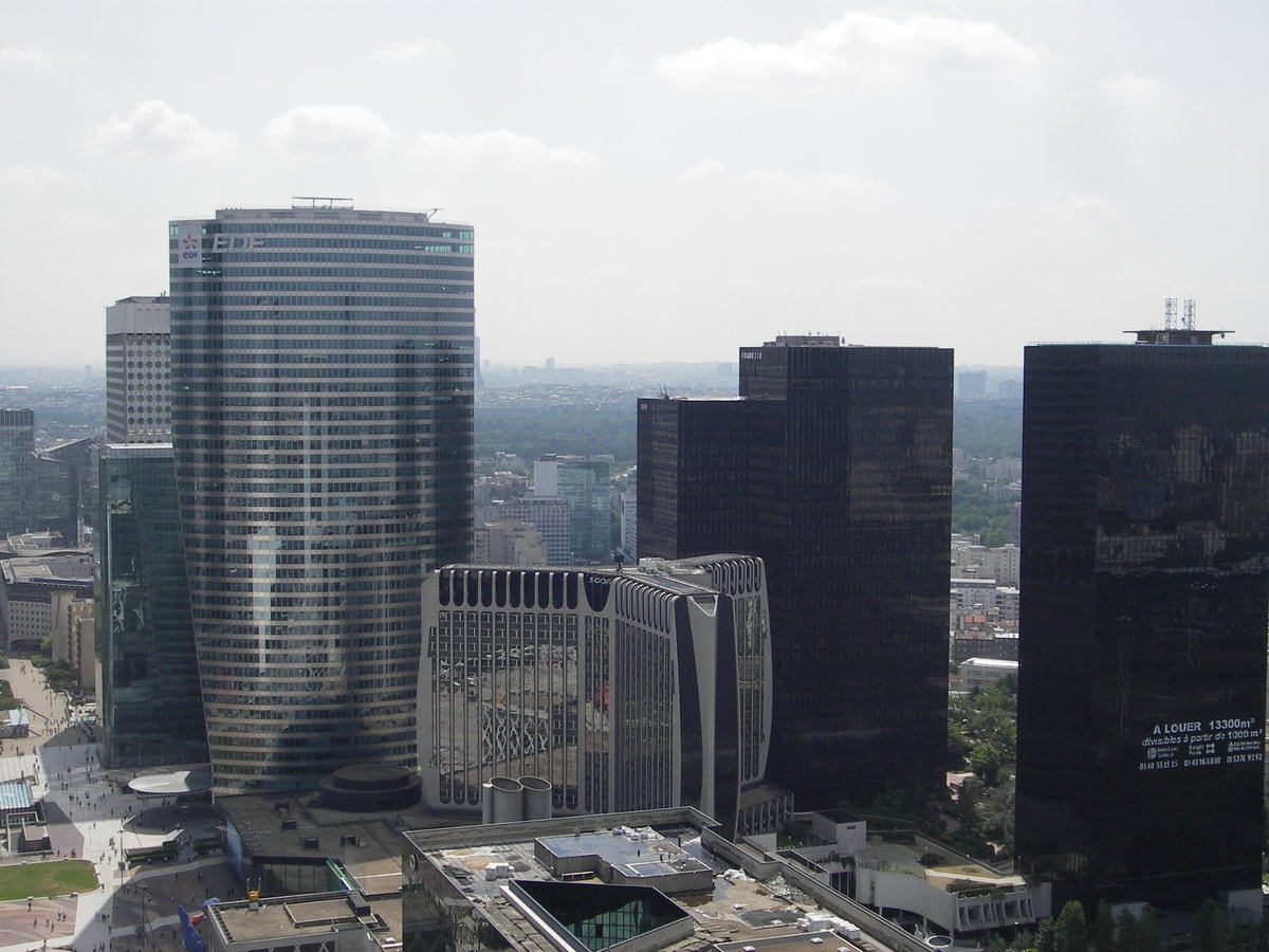 Paris. Ein Teil der Skyline des Sadtteils La Defense aufgenommen vom Grand Arche. Foto vom 20.07.2006.