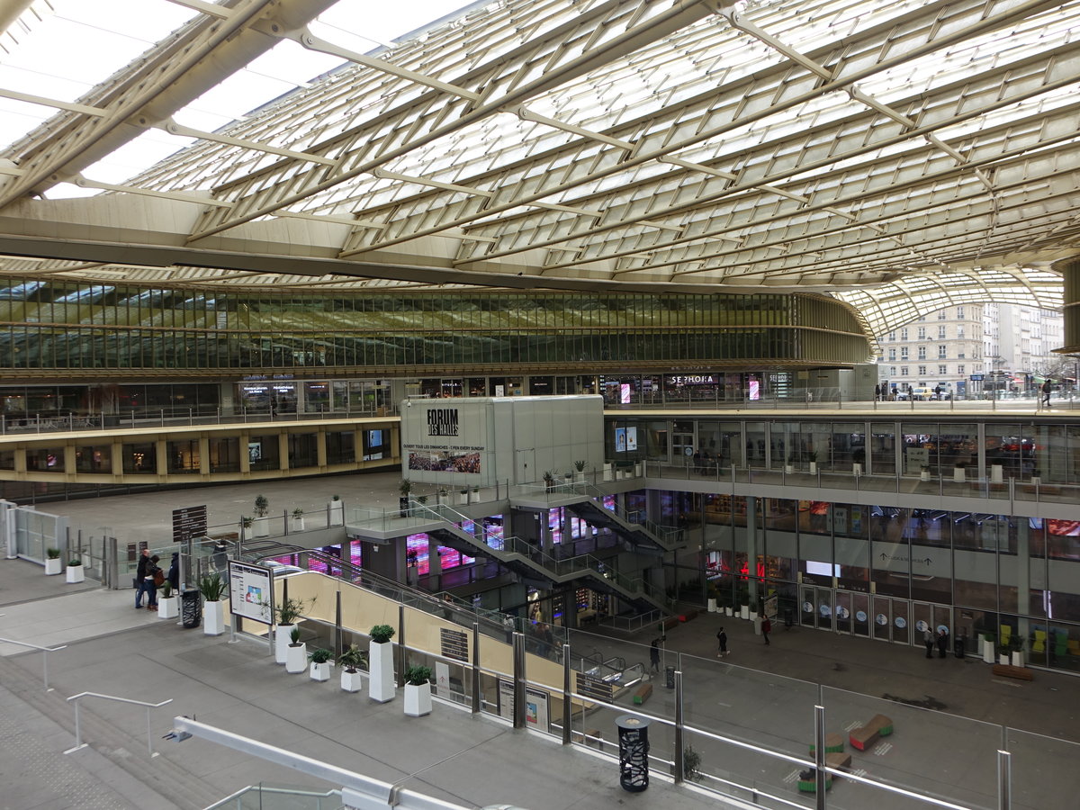 Paris, Forum les Halles, das Gelnde zwischen der Rue Rambuteau, der Rue Lescot und der Rue Pierre-Lescot wird heute vom Einkaufs- und Freizeitzentrum Forum Les Halles bestimmt. Es ist das grte dieser Art in ganz Paris und wird jedes Jahr von ber 41 Millionen (meist jungen) Kunden besucht. Es beherbergt mehr als 160 Einzelhandelsgeschfte, unter ihnen auch einen der wichtigsten und grten Buchlden der Stadt (31.03.2018)