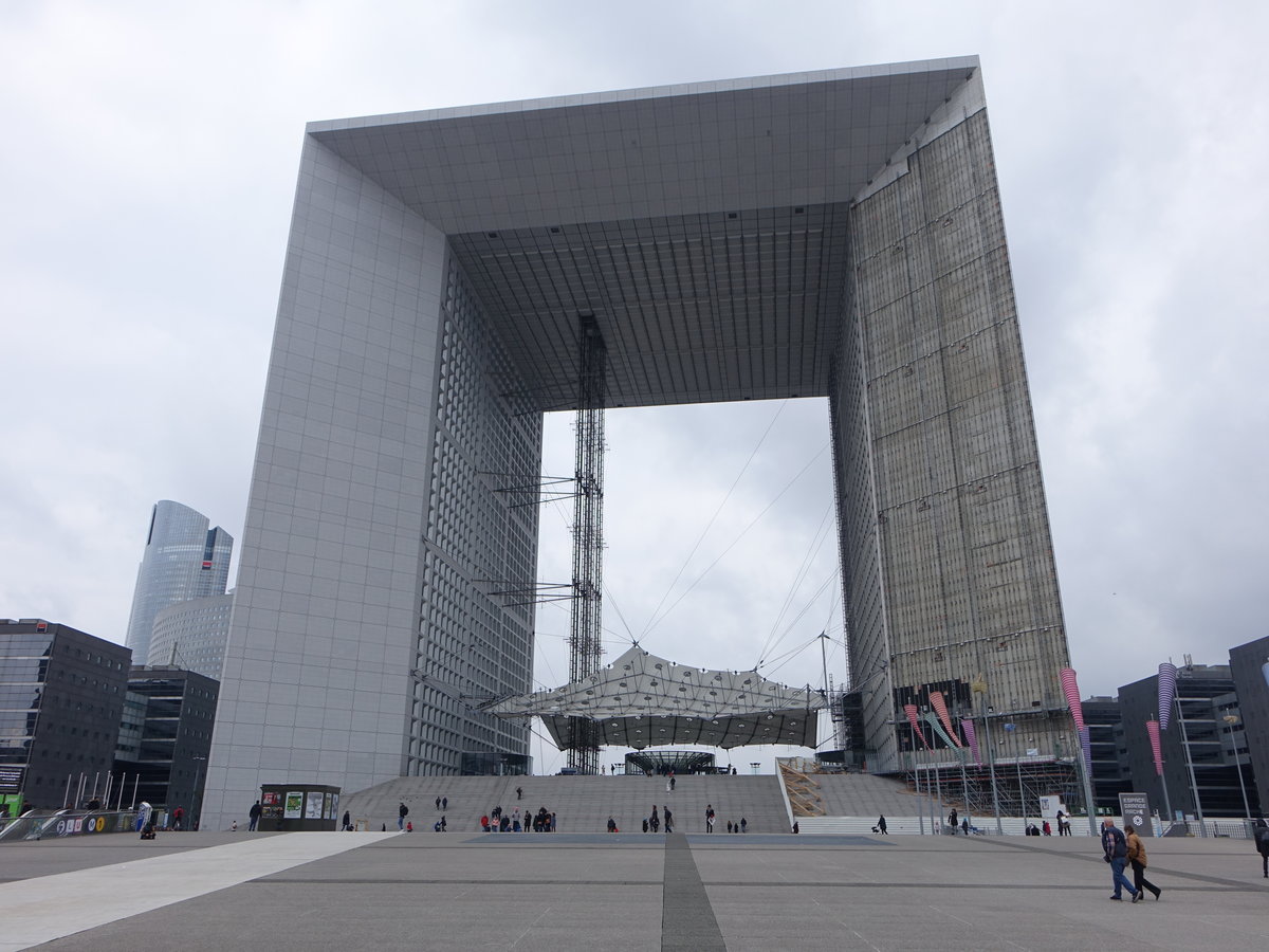 Paris, die Grande Arche ist ein modernes Bauwerk in Gestalt eines tesseraktfrmigen Triumphbogens im Hochhausviertel La Dfense in der Stadt Puteaux (01.04.2018)