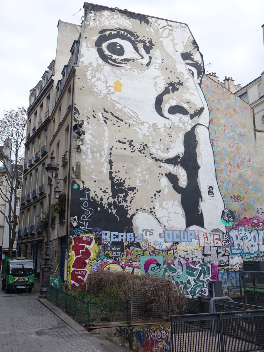 Paris, Huserwand mit Graffiti in der Rue du Cloitre Saint-Merri (31.03.2018)