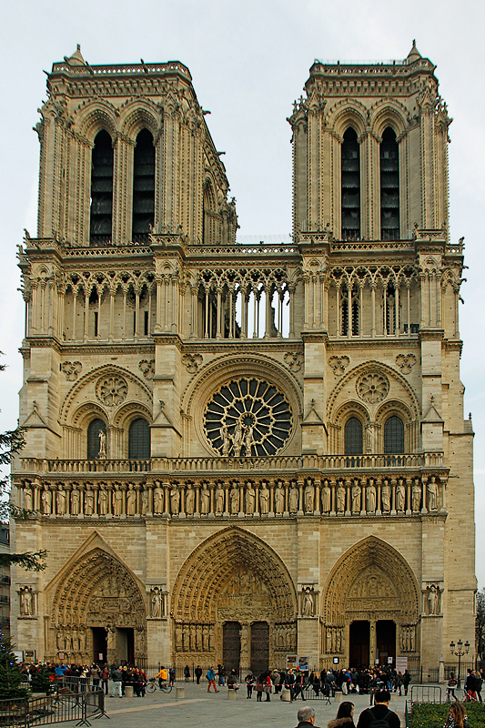 Paris, Kathedrale Notre Dame. Doppelturm-Westfassade mit den Eingangsportalen, der Königsgalerie und dem Rosenfenster. Bau um etwa 1200. Die Türme wurden nie vollendet und erreichen eine Höhe von 69 m. Aufnahme vom 21. Nov. 2014, 16:28
