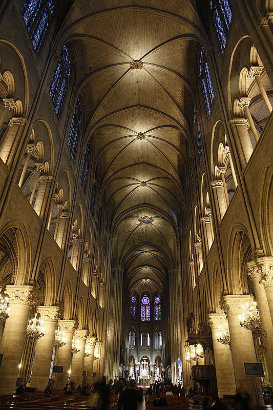 Paris, Kathedrale Notre Dame. Mittelschiff mit Blick Richtung Osten und polygonalem Chor. Letzte und grsste Emporenbasilika in Frankreich, Baubeginn 1163, Einwlbung der 6-teiligen und 33 m hohen Gewlbe um 1200, weitere Arbeiten bis 1345. Jeden Tag wird die Kathedrale von etwa 50'000 Personen besucht. Aufnahme vom 21. Nov. 2014, 16:33