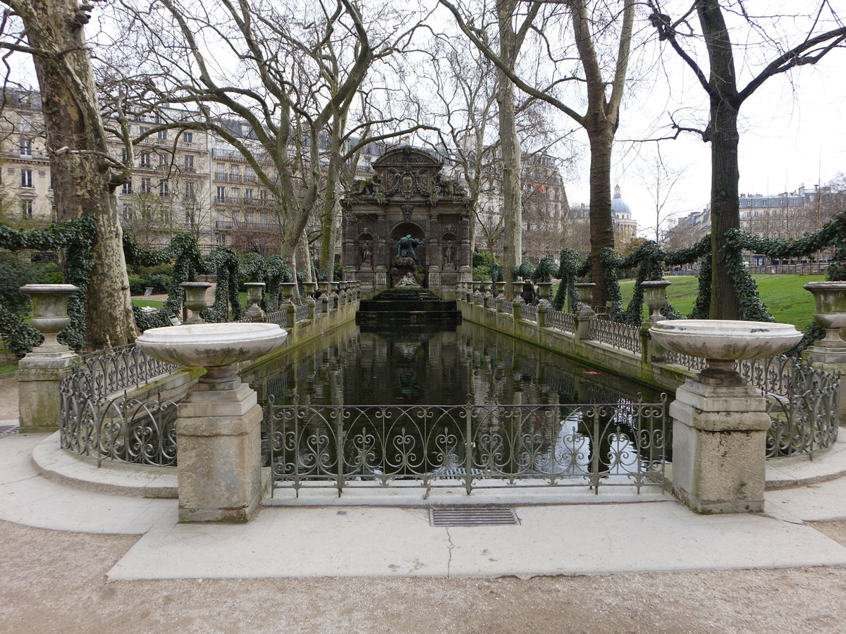 Paris, La Fontaine Medicis, erbaut 1630 durch Maria de Medici (31.03.2018)