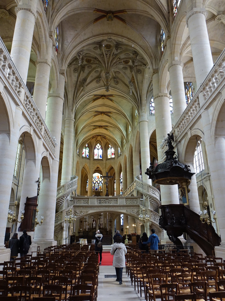 Paris, Mittelschiff der Kirche St. Etienne du Mont, die Kanzel ist ein Meisterwerk des Barock und mit kunstvollen Schnitzereien verziert. 
Der Lettner von St-tienne-du-Mont ist er einzig erhaltene in Paris und einer der wenigen in ganz Frankreich, der nicht den Vernderungen des liturgischen Verstndnisses gewichen sind (31.03.2018)