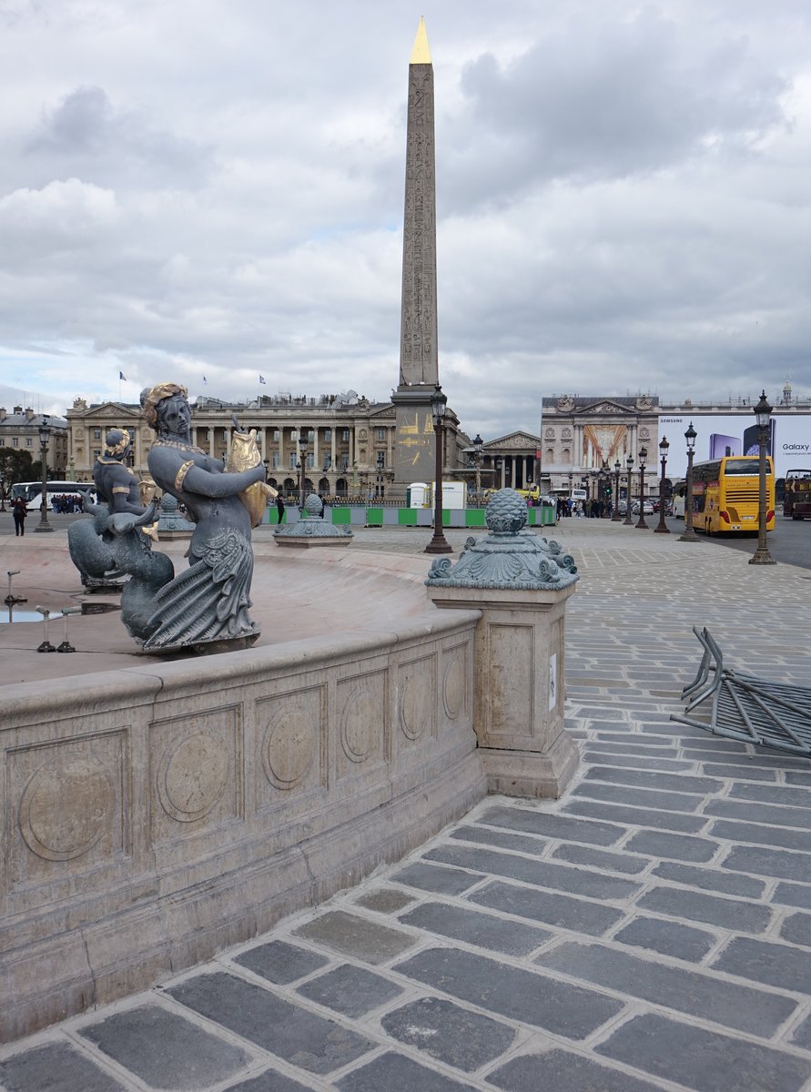 Paris, der Obelisk von Luxor ist ein 23,50 Meter hoher, etwa 230 Tonnen schwerer Monolith aus Granit. Der gyptische Obelisk wurde im 13. Jahrhundert v. Chr. zur Zeit Ramses II. gefertigt und stand bis 1831 im Tempel von Luxor (31.03.2018)