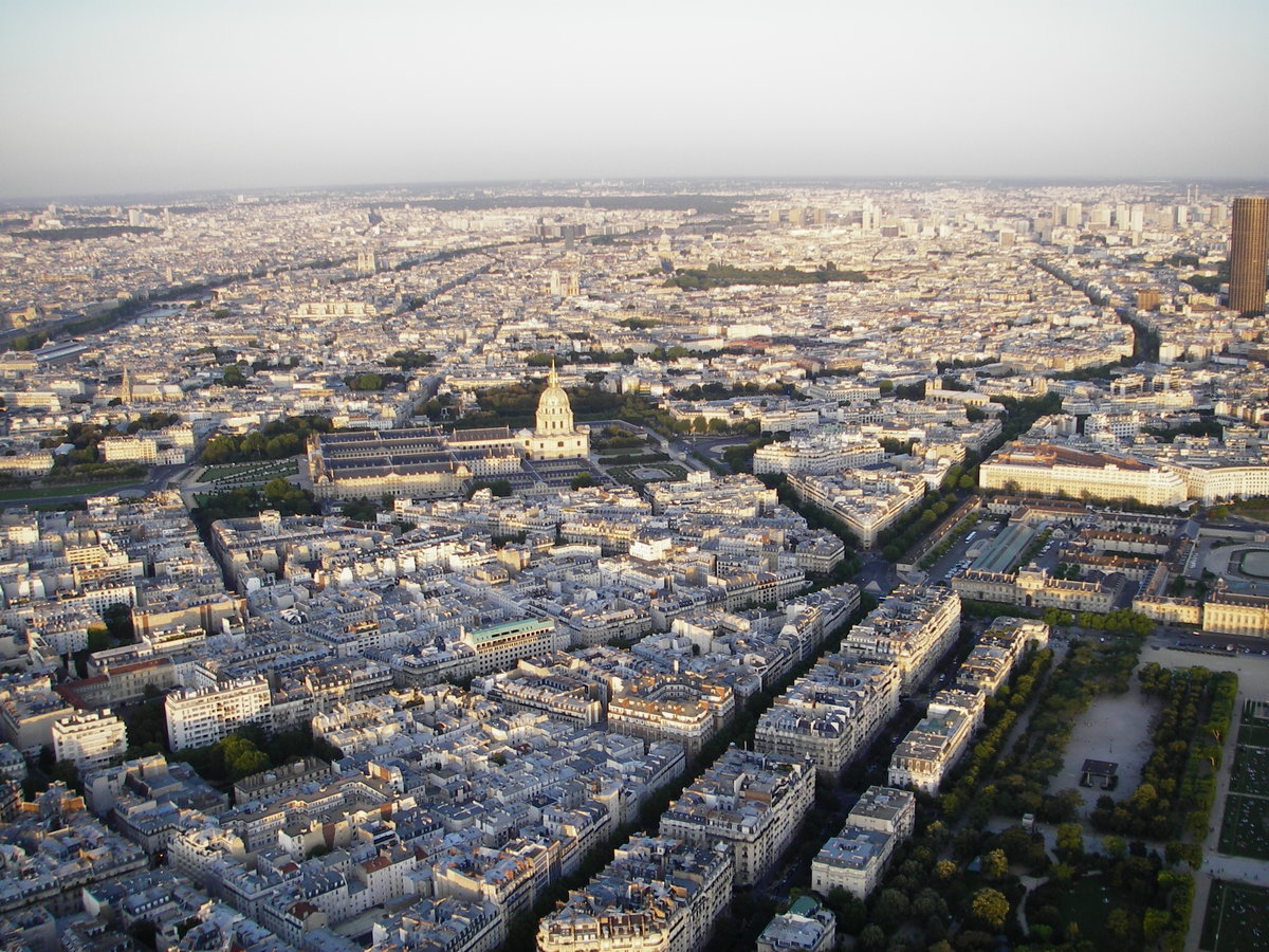 Paris. Paris mit Basilika Sacr-Cur bei anbrechendem Sonnenuntergang. Aufgenommen vom Eiffelturm am 28.07.2009.