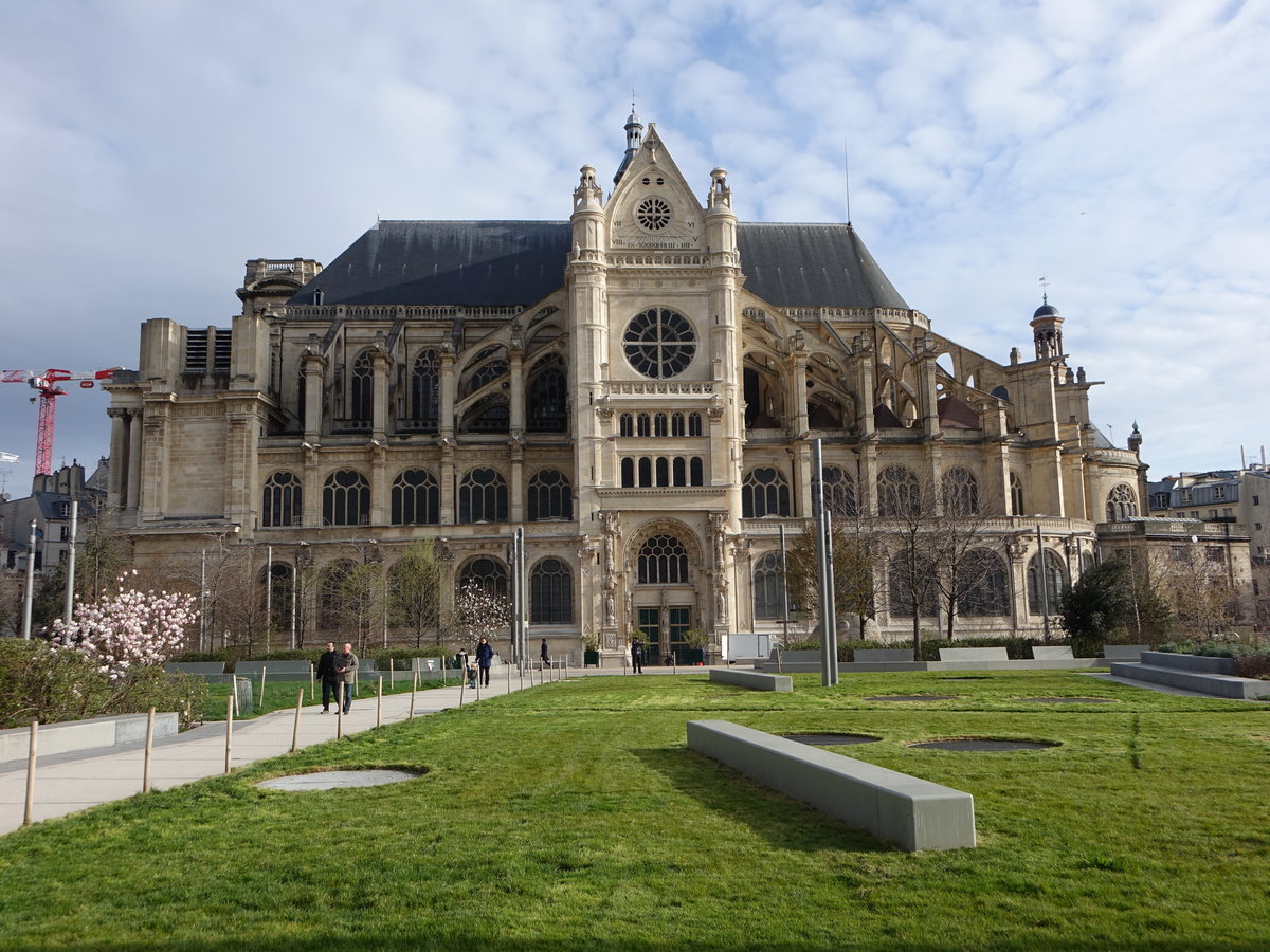 Paris, Pfarrkirche Saint-Eustache, sie steht an der Rue Rambuteau im 1. Arrondissement und war die Kirche der Hndler des benachbarten Marktes, erbaut von 1532 bis 1640 (31.03.2018)