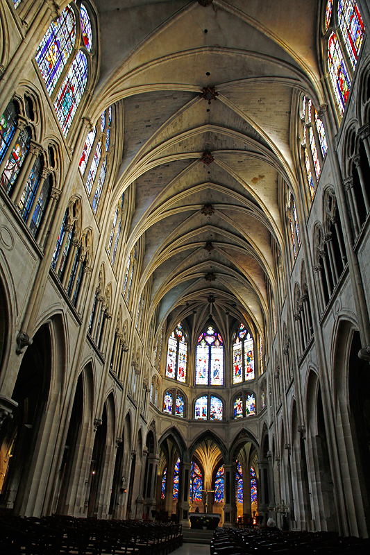 Paris, Pfarrkirche Saint-Sverin, Mittelschiff mit Blick Richtung Osten und dem polygonalen Chor. 5-schiffige Basilika ohne Querhaus, mit 3-zonigem Wandaufbau und mit 17 m Hhe ein vergleichsweise niedriges Mittelschiff-Gewlbe. Dieses ist 4-teilig. Aufnahme vom 21. Nov. 2014, 15:41