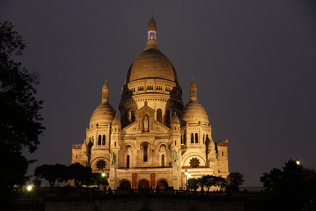 Paris, Sacr-Coeur de Montmartre. Historistische Kirche mit Inspiration rmisch-byzantinischer Architektur, erbaut nach Plnen des Architekten Paul Abadie 1875-1914. Aufnahme vom 19. Nov. 2014, 17:32