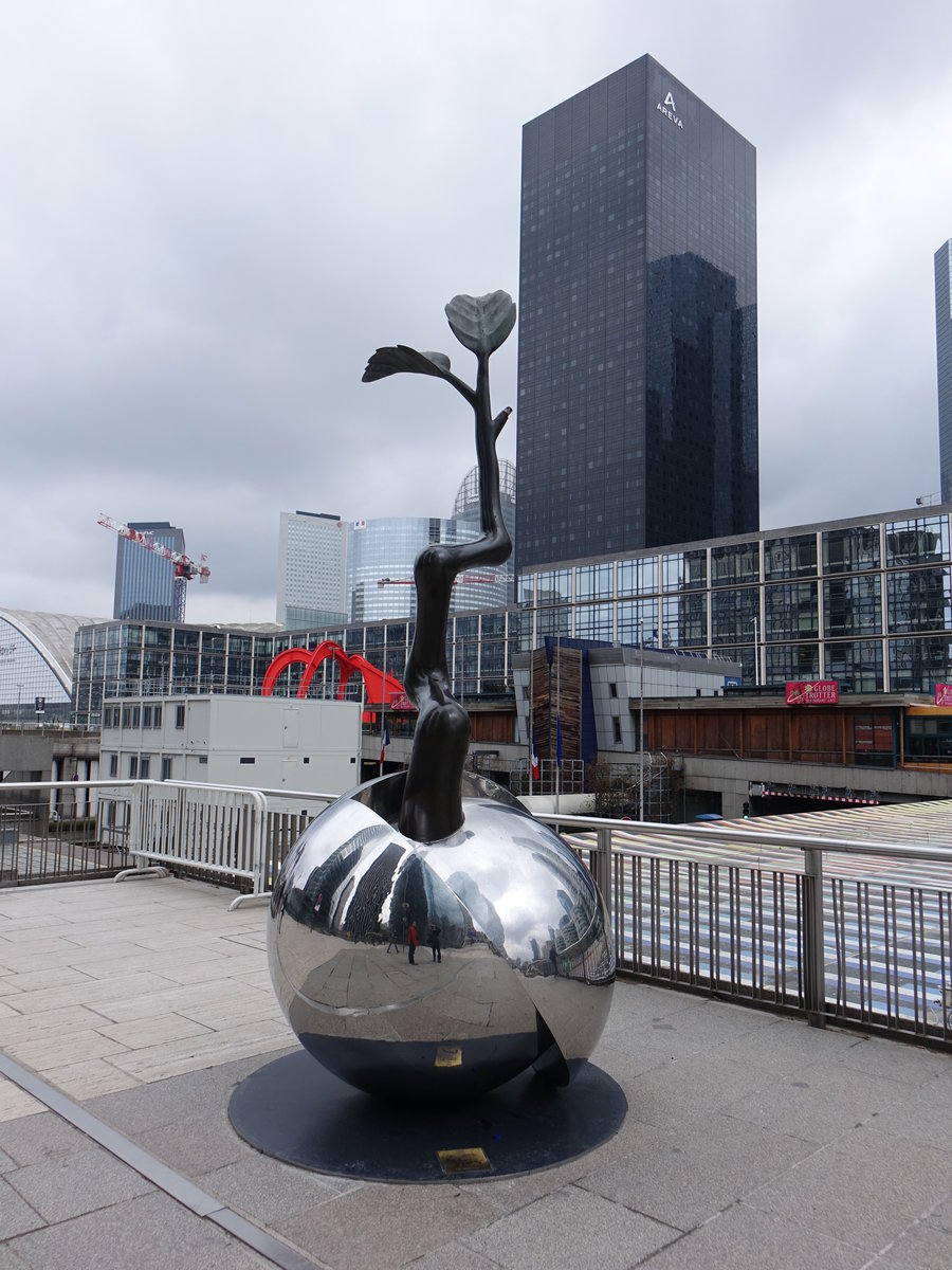 Paris, Skulptur und Hochhuser im Viertel La Defense (01.04.2018)