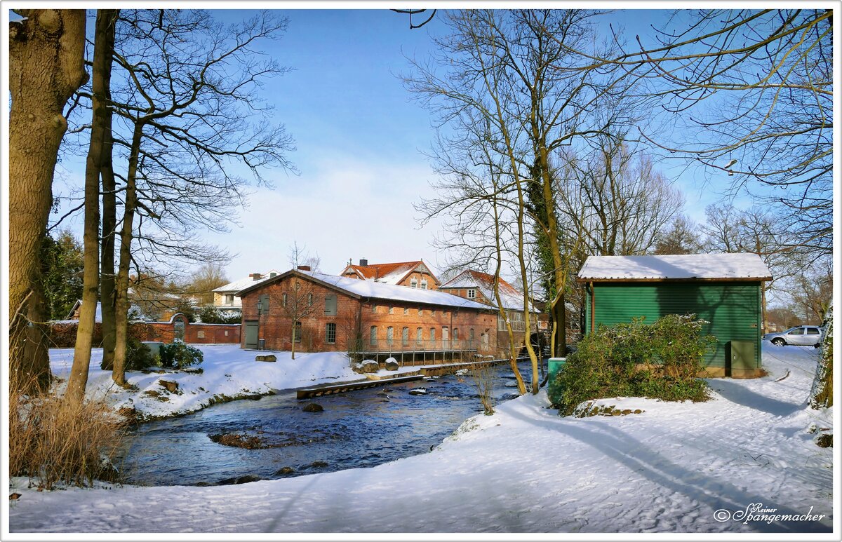 Park an der Oste in Sittensen, im Hintergrund die Wassermhle. Mitte Januar 2024