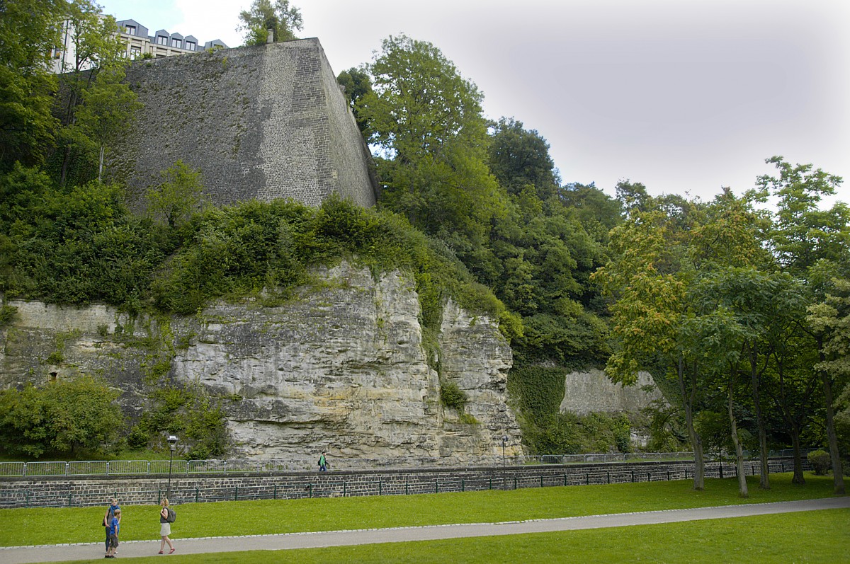 Parkanlage und Felsen an der Pitruss in Luxemburg Stadt. Aufnahme: August 2007.