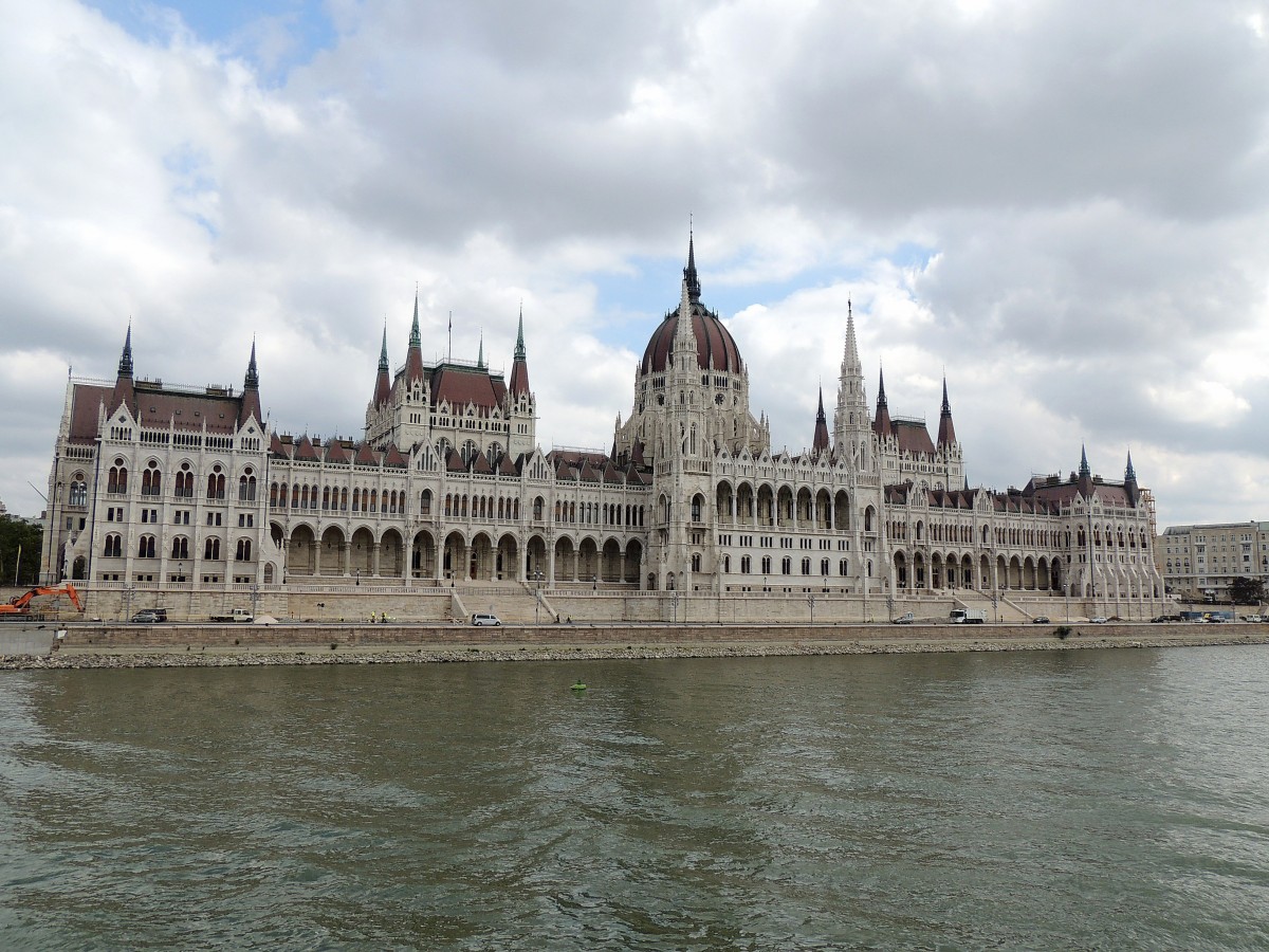 Parlamentsgebude mit einer Lnge von 268mtr ist eines d. vielen Wahrzeichen von BUDAPEST;13827