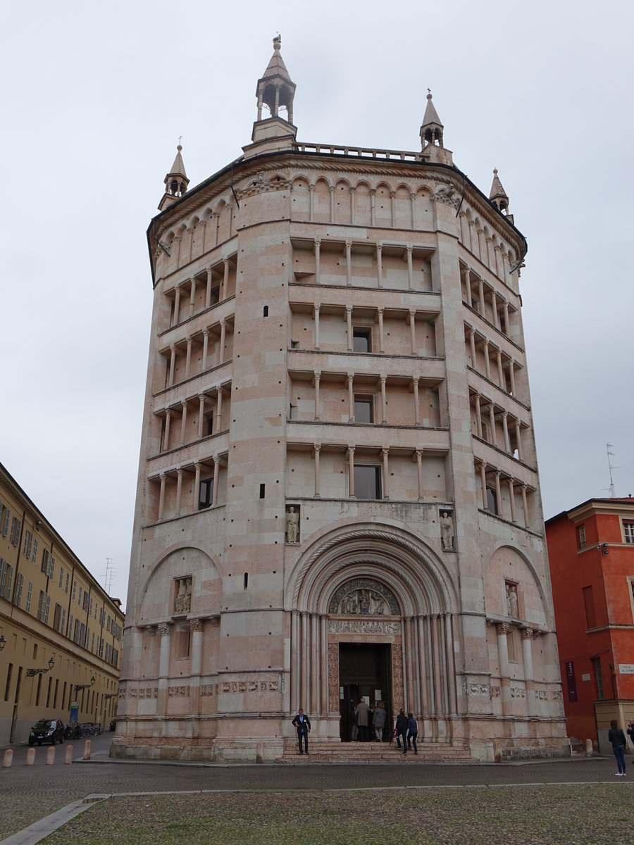 Parma, Bapstierium, turmhohe, reich gegliederte Oktogon wurde 1196–1216 erbaut und anschlieend innen mit alt- und neutestamentlichen Szenen ausgemalt (10.10.2016)