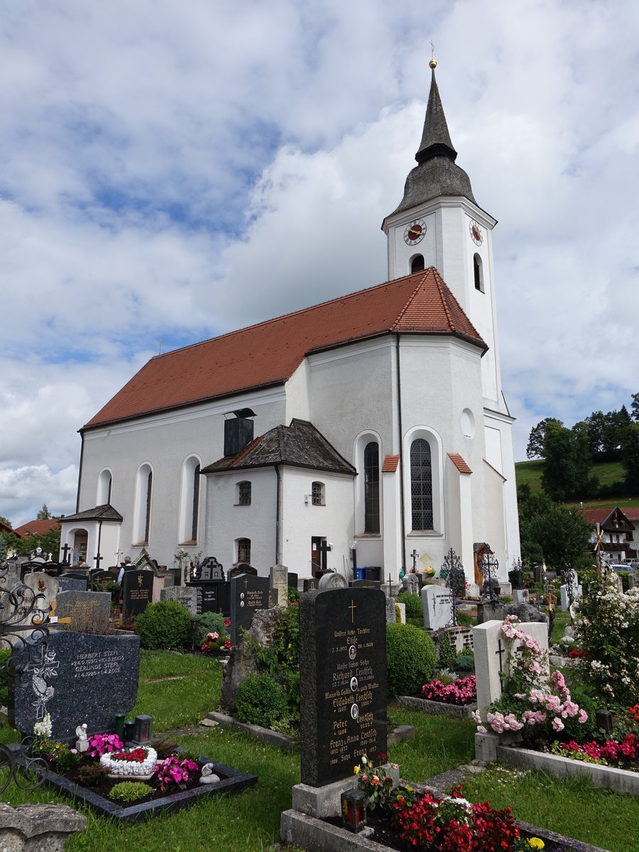 Parsberg, Katholische Filialkirche Sankt Laurentius, Saalbau mit eingezogenem Chor und Nordturm, sptgotische Anlage auf romanischer Grundlage,  um 1700 barockisiert, Turm 1795 (03.07.2016)