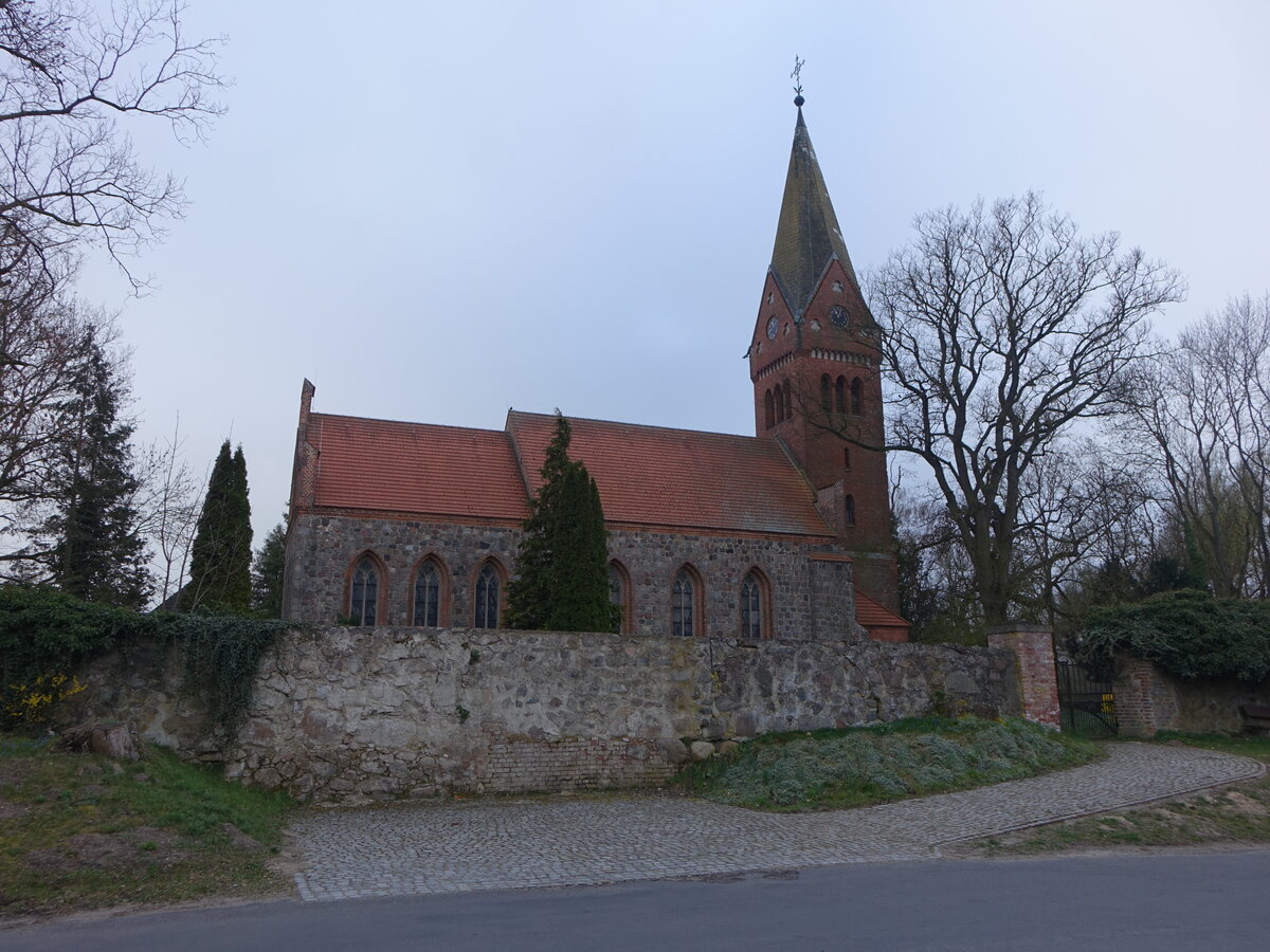 Parstein, evangelische Dorfkirche, erbaut im 13. Jahrhundert, neugotisch erneuert von 1880 bis 1887 (09.04.2026)