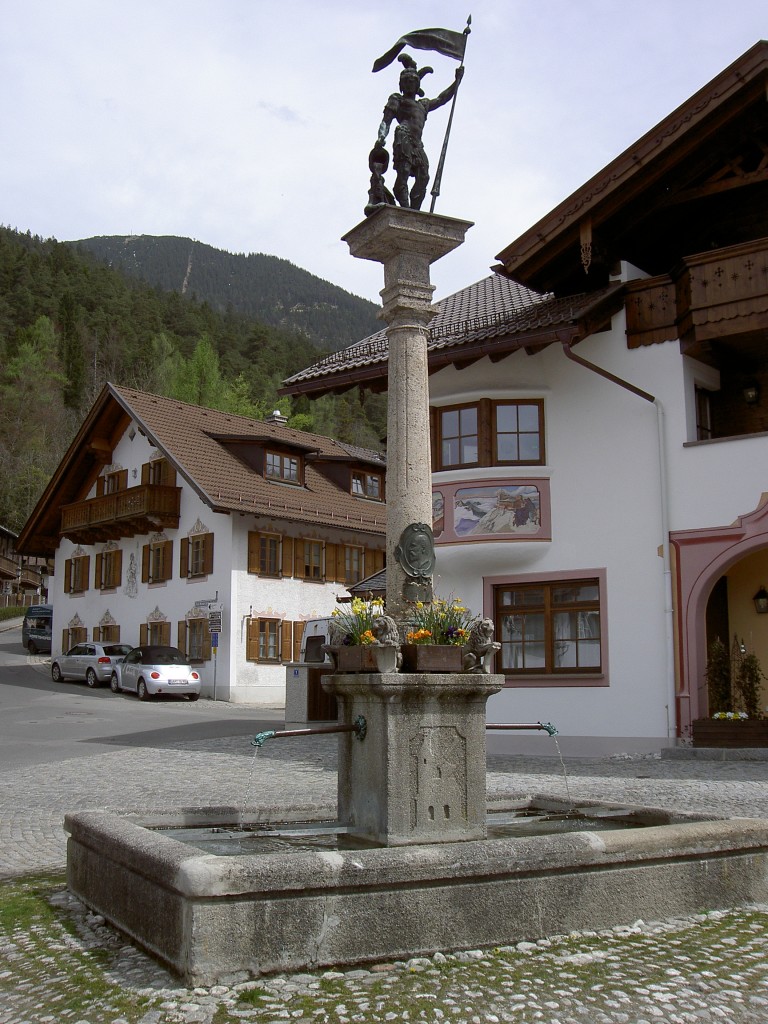 Partenkirchen, Brunnen in der Rmerstrae (29.04.2012)
