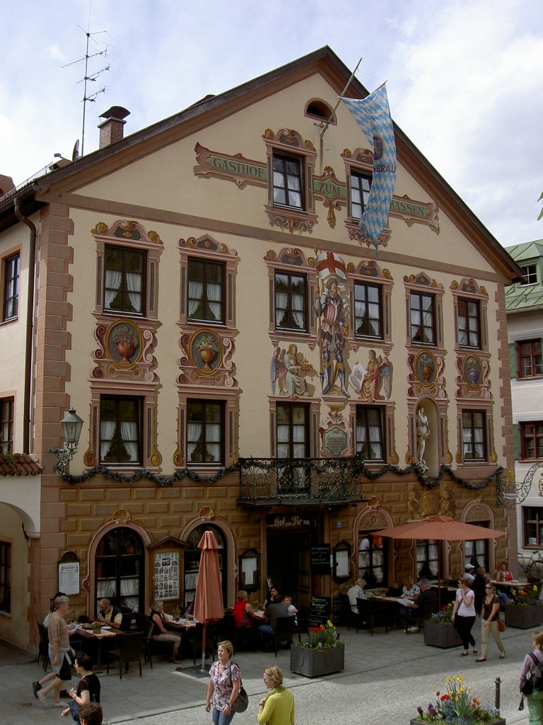 Partenkirchen, Gasthof zum Rassen in der Ludwigstrae, erbaut 1865, Fassadenmalerein von 1988 (29.04.2012)