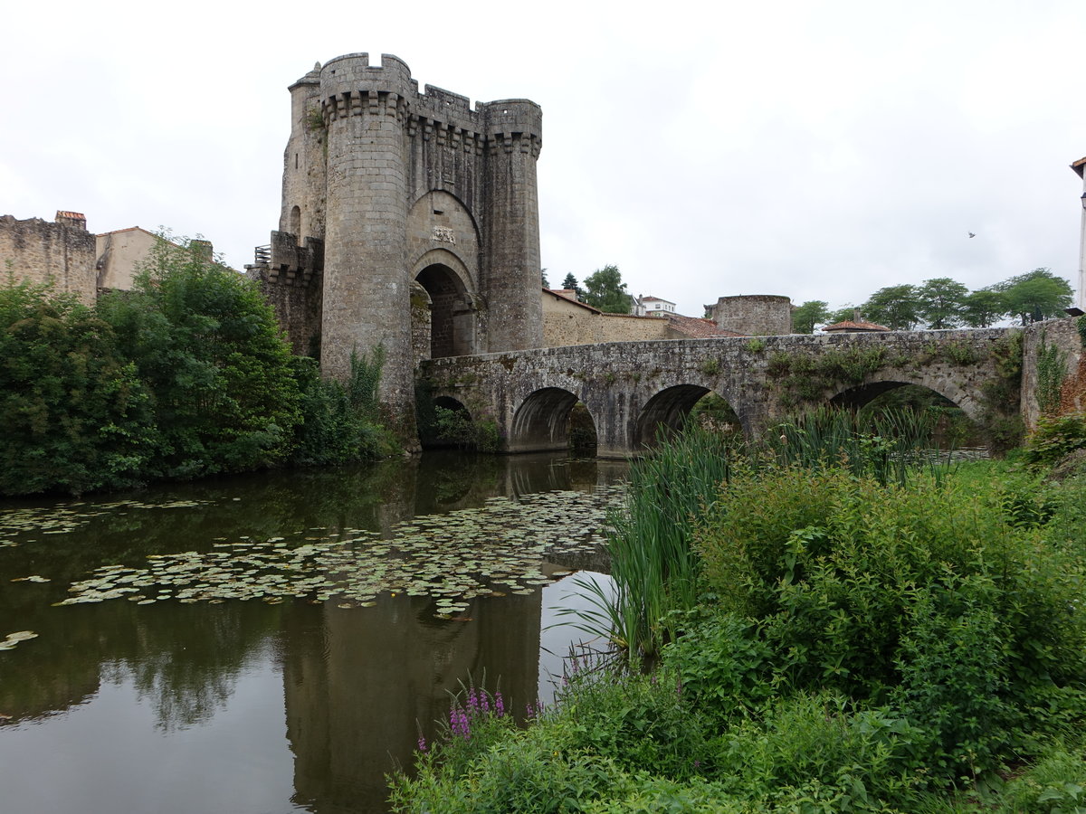 Parthenay, Porte Saint-Jacques, erbaut im 13. Jahrhundert (13.07.2017)