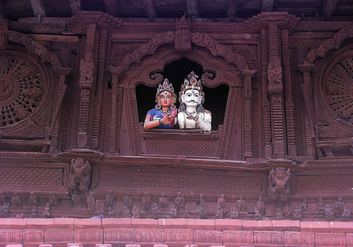 Parvati und Shiva in Ihrem Tempelam Durbar Square in Kathmandu. Aufnahme: September 1988 (Bild vom Dia).