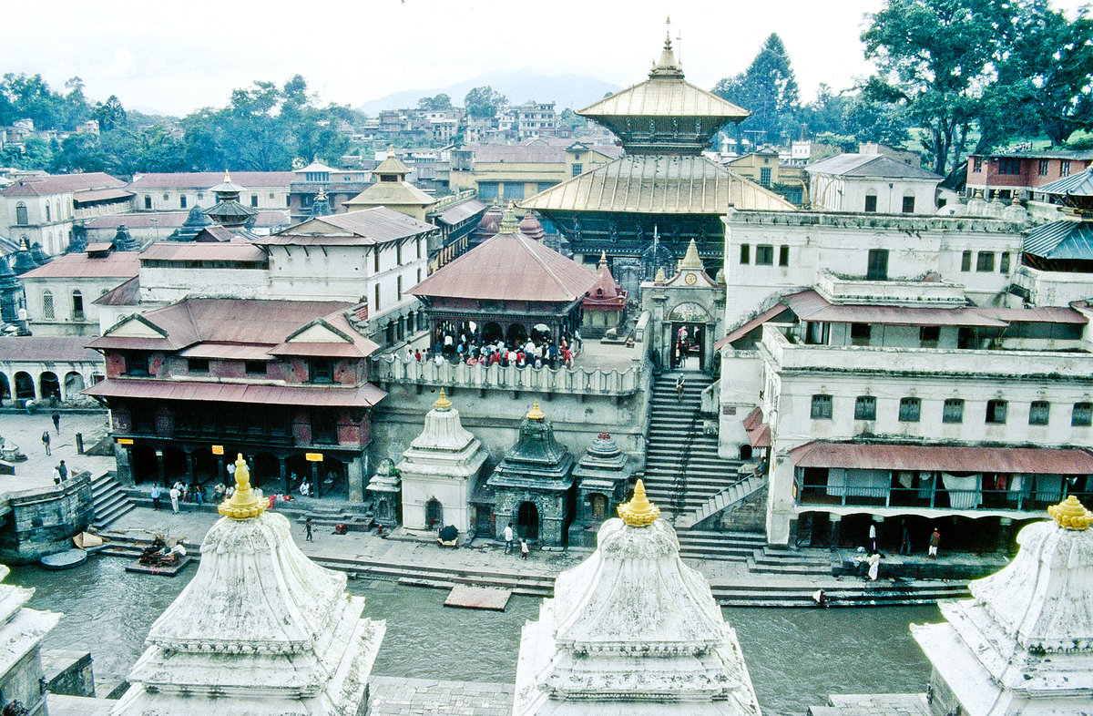 Pashupatinath Tempel stlich von Kathmandu. Bild vom Dia. Aufnahme: September 1988.