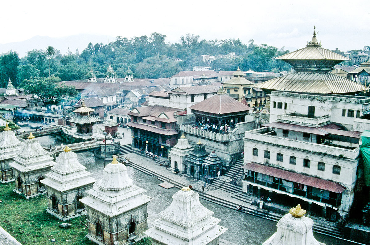 Pashupatinath Tempel stlich von Kathmandu. Bild vom Dia. Aufnahme: September 1988.