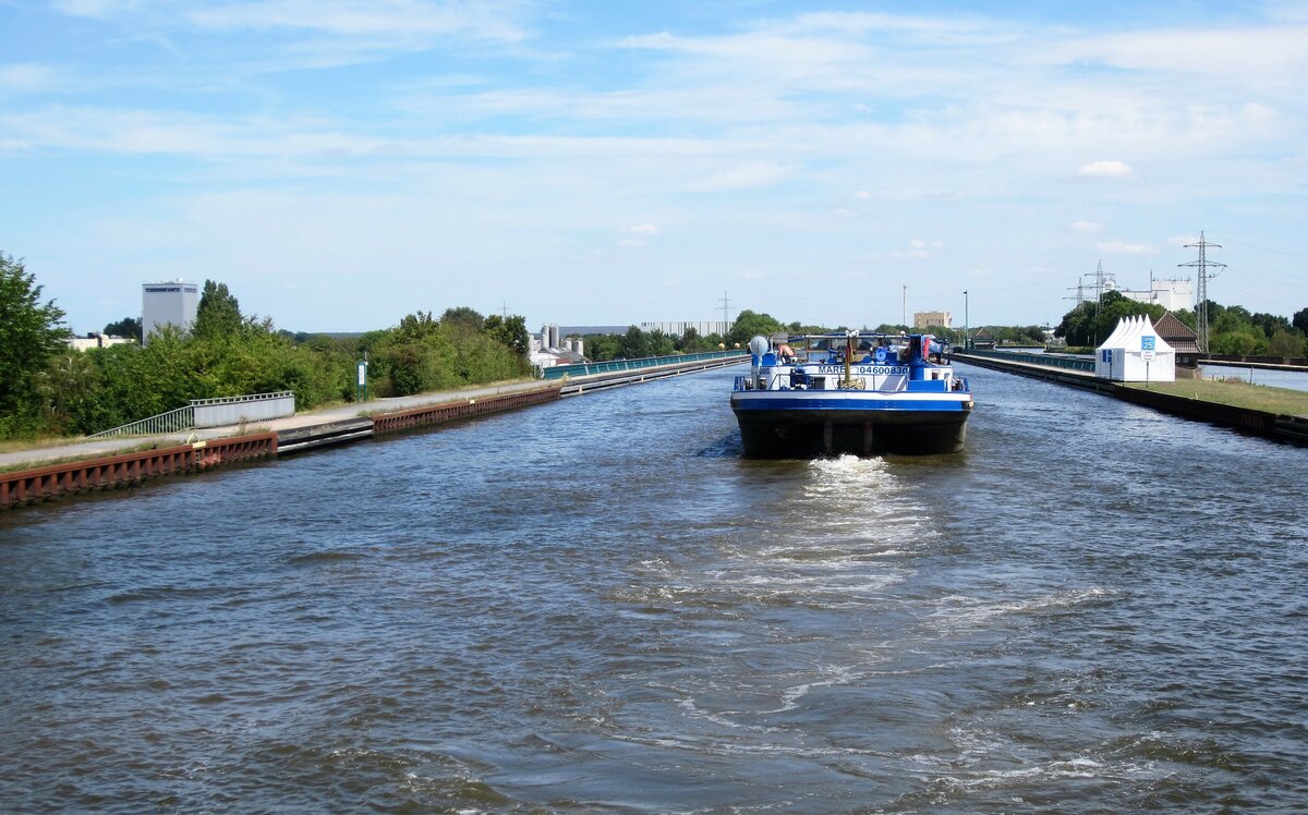 Passage der Trogbrcke bei Minden am 03.08.2022. Der Mittellandkanal berquert die Weser in etwa 13m Hhe.